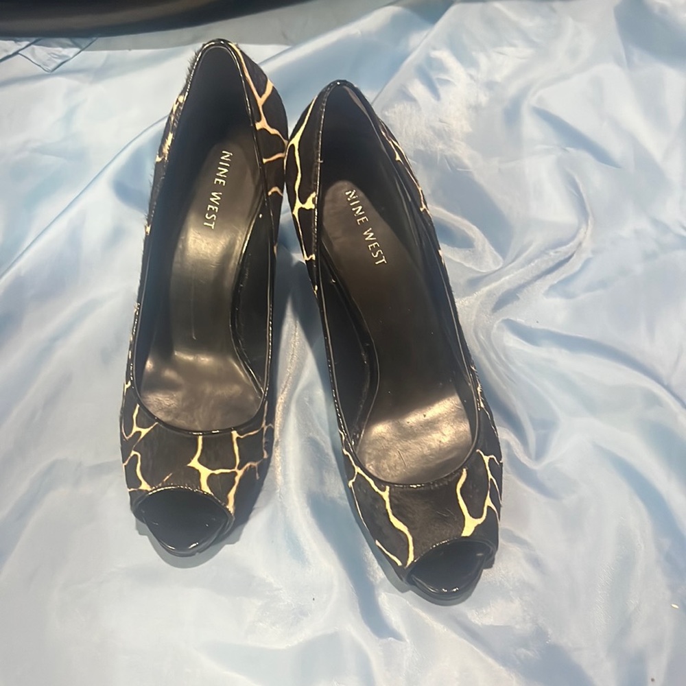 faux fur giraffe print Nine West pumps size 8
